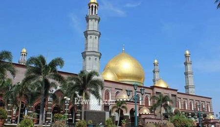 Read more about the article Masjid Dian Al Mahri Berkubahkan Emas Murni