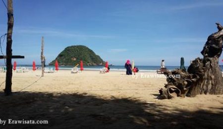 Read more about the article Pantai Pulau Merah Banyuwangi dengan Bukit Berwarna Merah