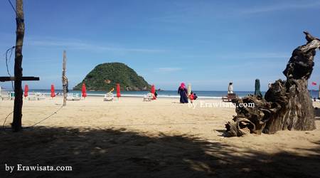 Read more about the article Pantai Pulau Merah Banyuwangi dengan Bukit Berwarna Merah